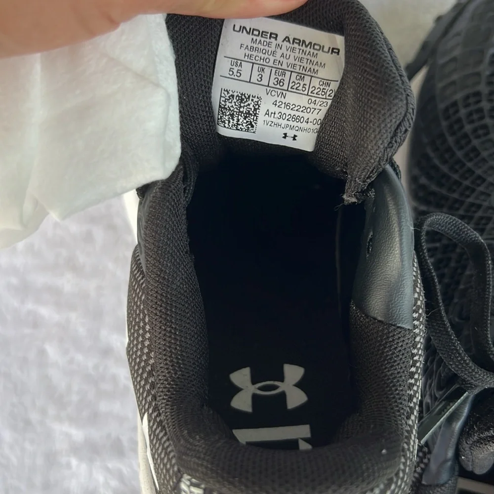 Women's UA Glyde 2 Turf Softball Shoes size 5.5US.  Never worn. - Picture 11 of 15